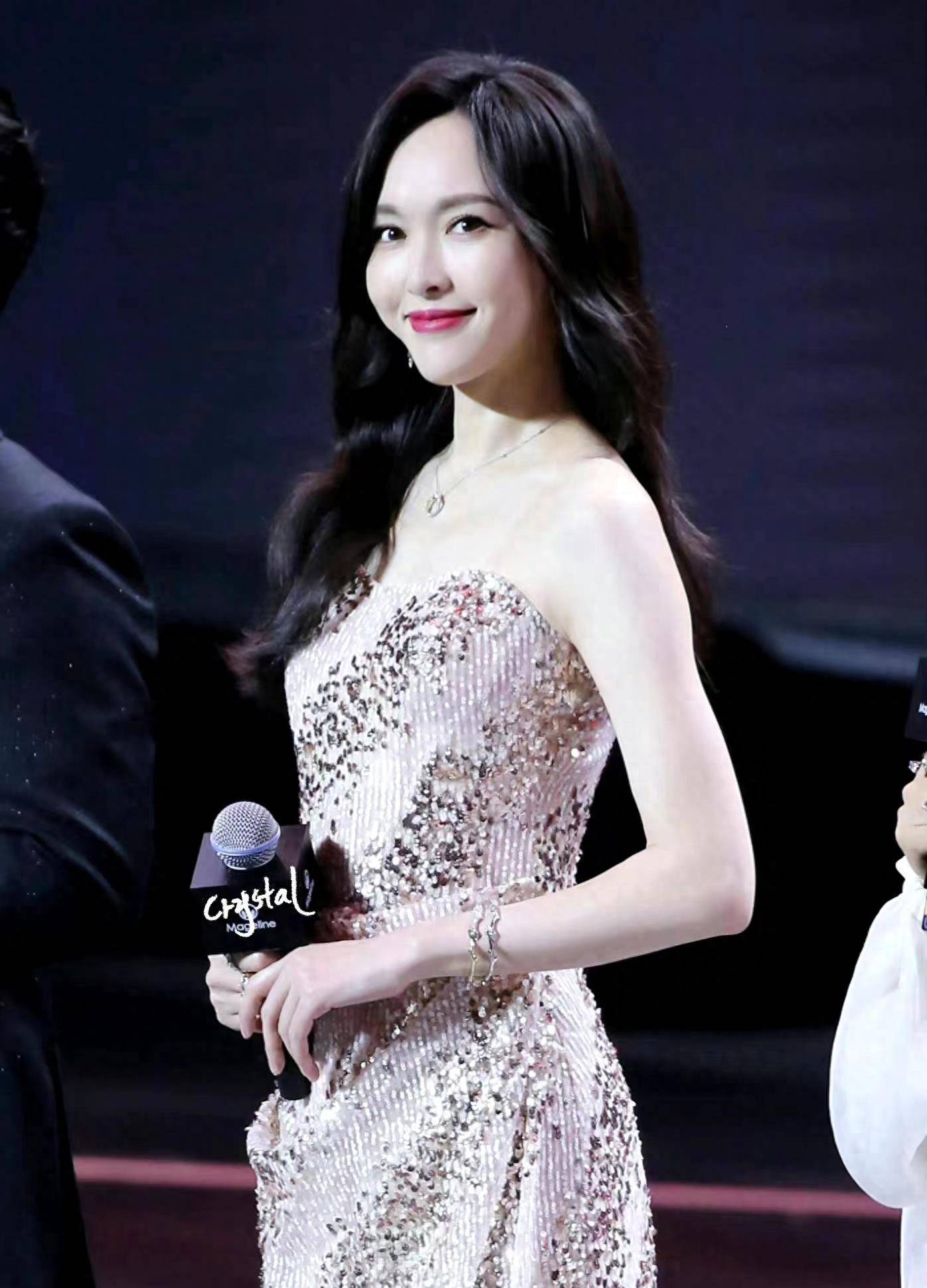 唐嫣武汉身穿粉色亮片亮片连衣裙出席活动,气质独特温柔优雅!