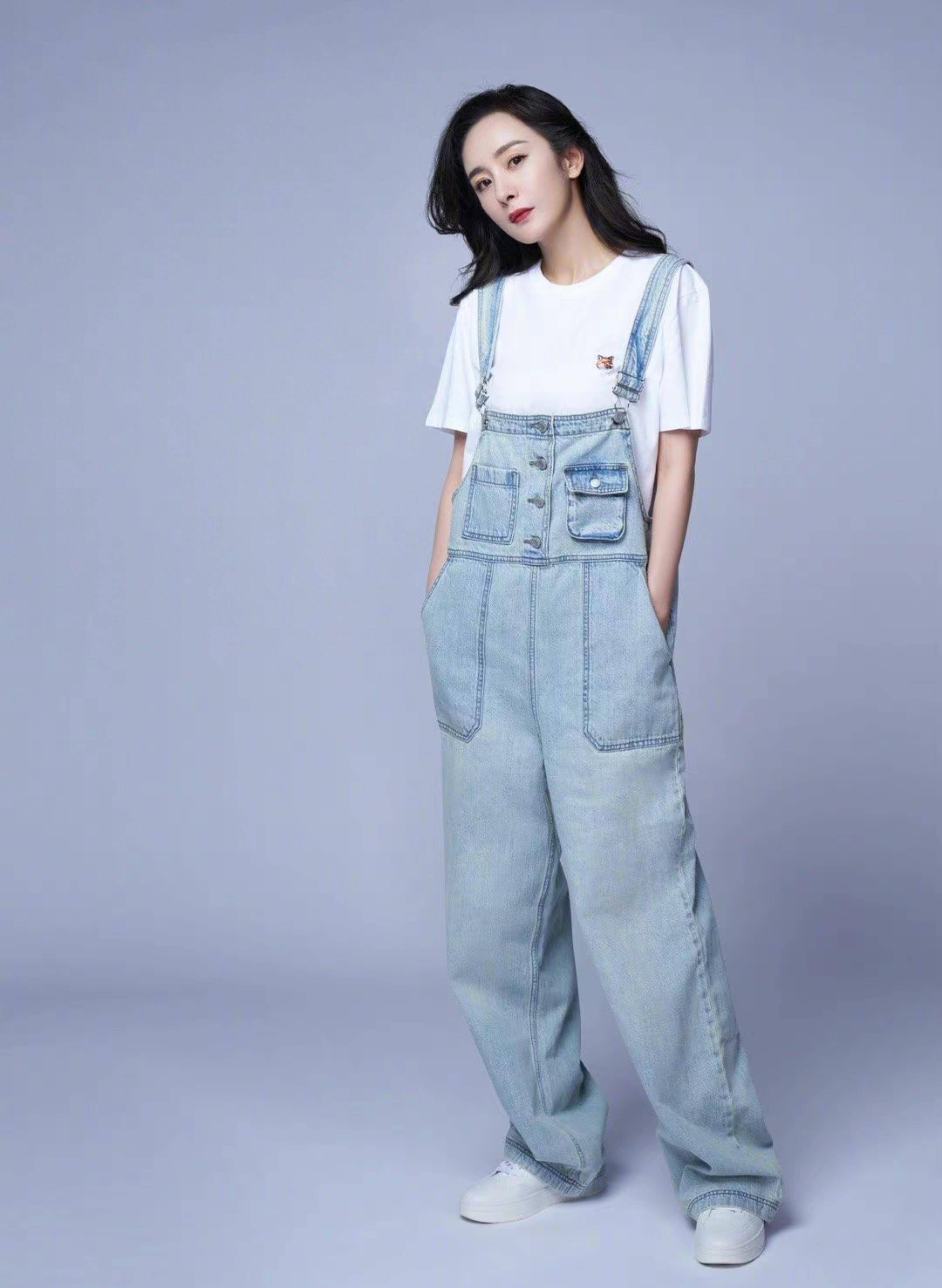 杨幂"工装裤"又流行了!素人跟着吊带减龄t恤_风格_颜色_个性