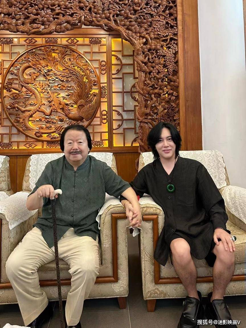 除了在活动中坐第一排,在后续的交谈与大合影中王红权星也是与张纪中
