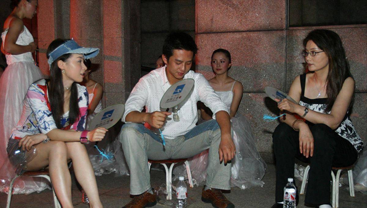 长发穿吊带衫风姿绰约,同框邓超cp感满满_时尚_黑色_背心