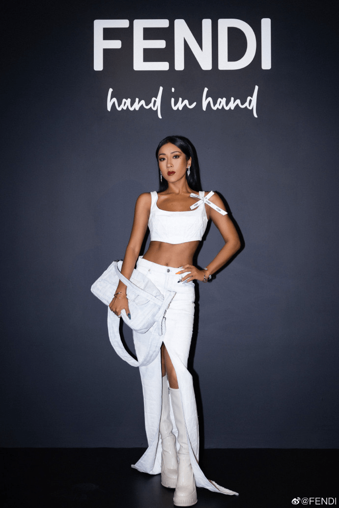 个性穿搭轻松hold住,吉克隽逸诠释独特美_音乐_in_hand