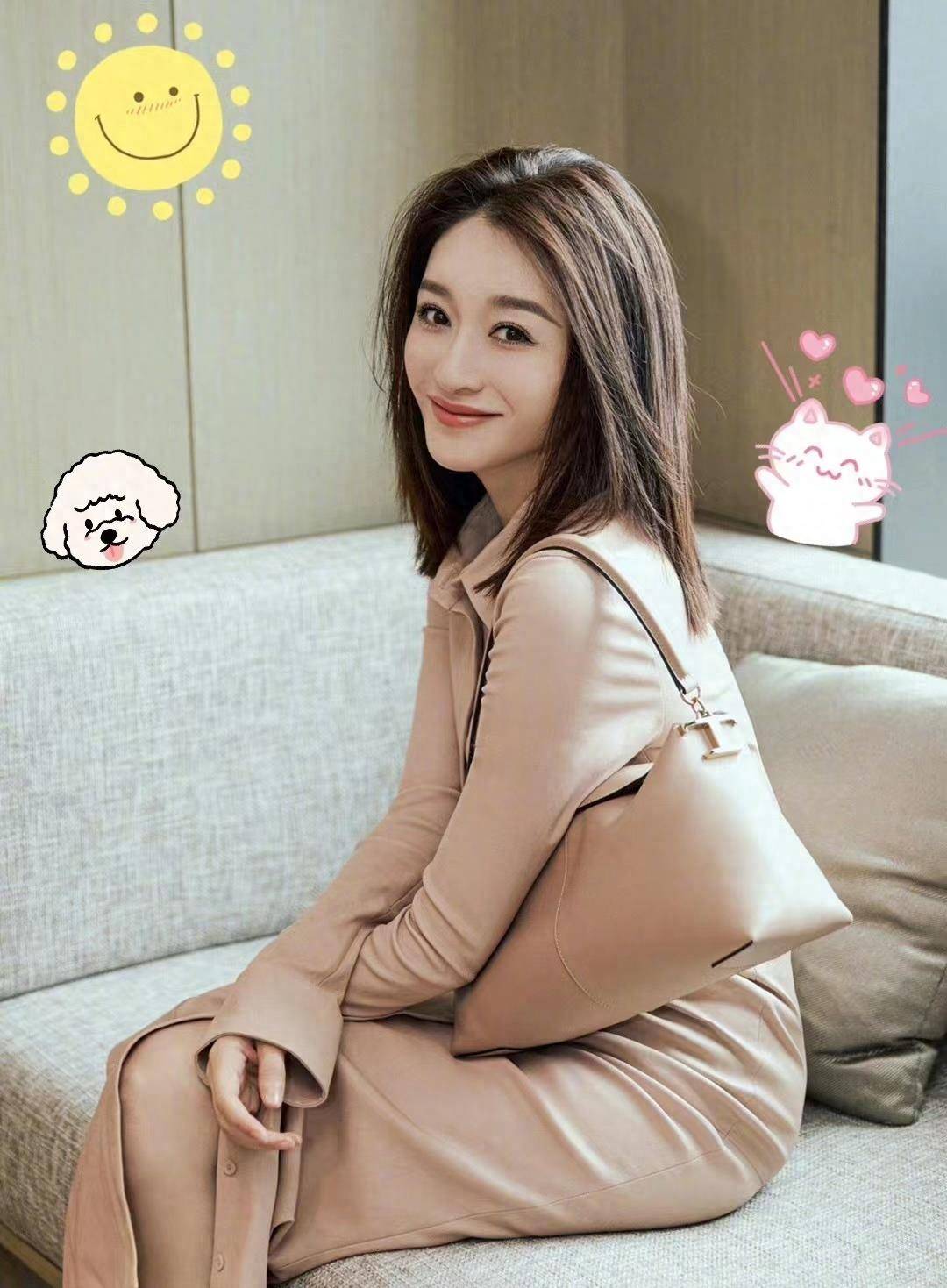 李小冉现身上海火车站,他比同龄人更高,也更漂亮, 47岁活到27岁_款式