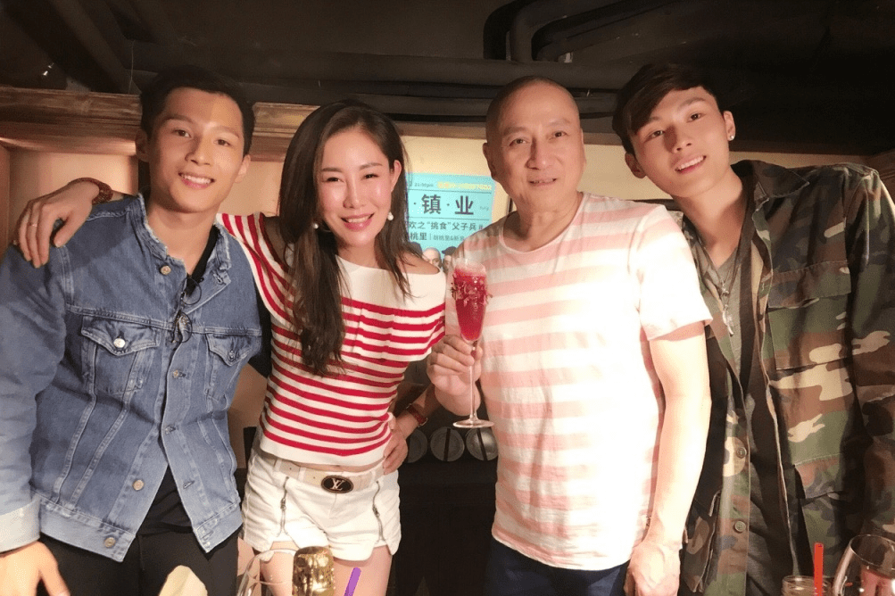 虽然汤镇业和姜坤在2001年分手,但他们和汤镇业的联系还是很好的.