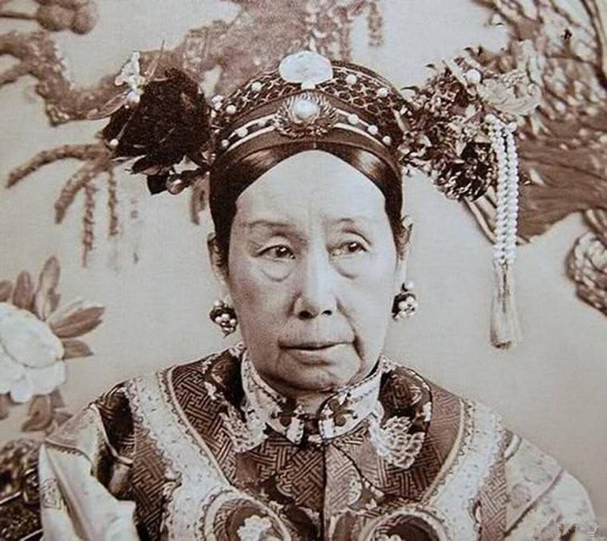 孙殿英盗挖慈禧墓时,把遗体衣服都扯了下来,他为何这样做_陵墓_宝贝