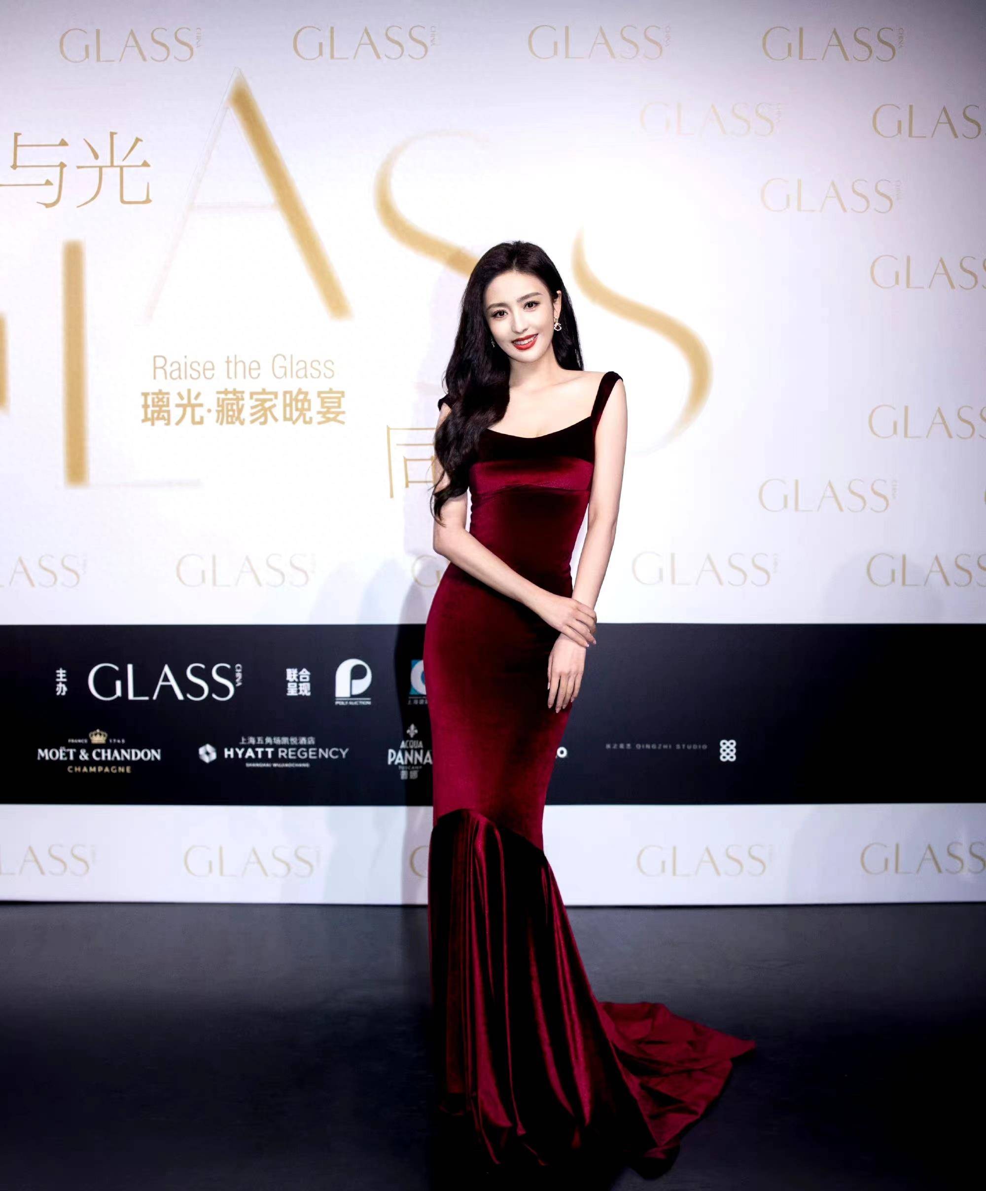 佟丽娅出席活动,身穿酒红色丝绒裙,优雅端庄!_漂亮_性格_连衣裙