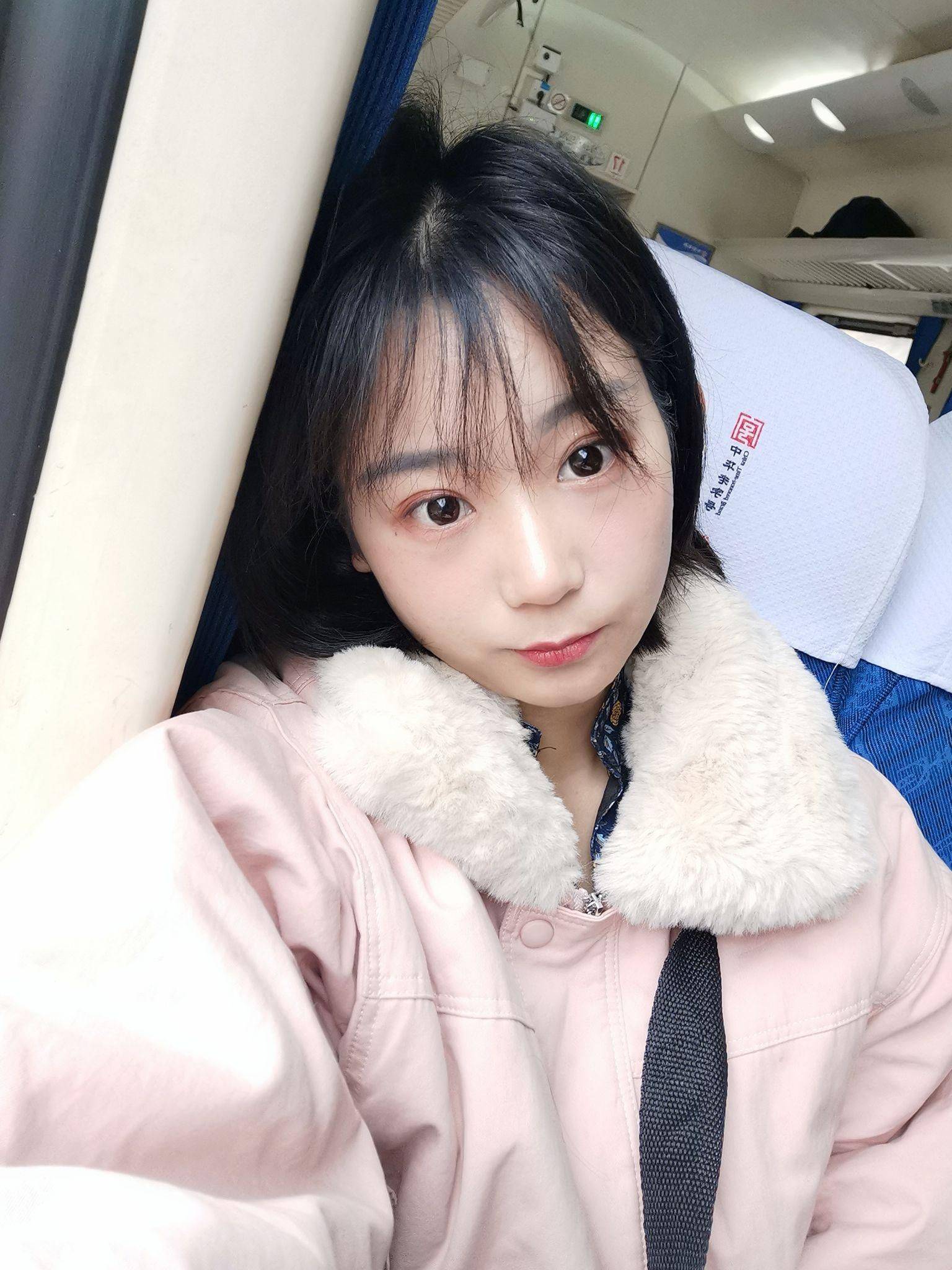 小康家庭独生女,独立自主,假期打工,平时网上接画画,摄影助理,模特的