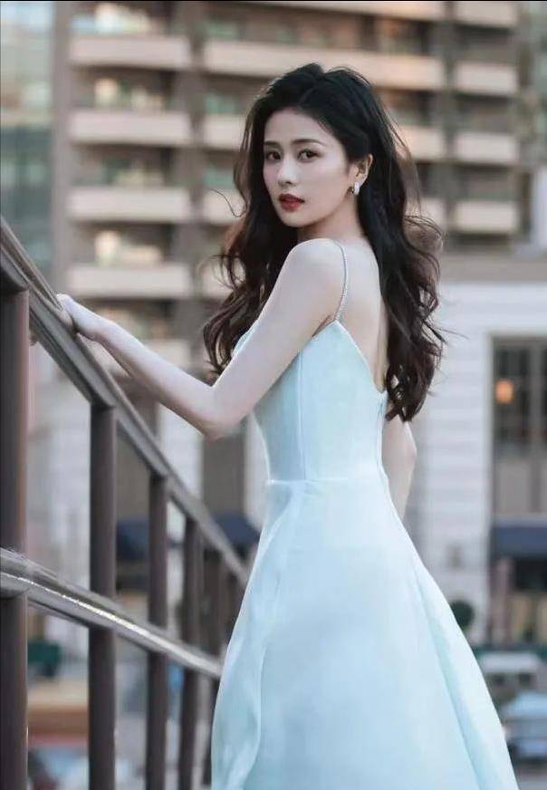 白鹿这身材好招摇,一袭吊带裙露肤度拉满,29岁满满风情_风格_裙子