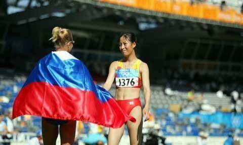 原来,在刘宏宇被罚下赛场后,许多工作人员便离开现场,只留王丽萍一人.