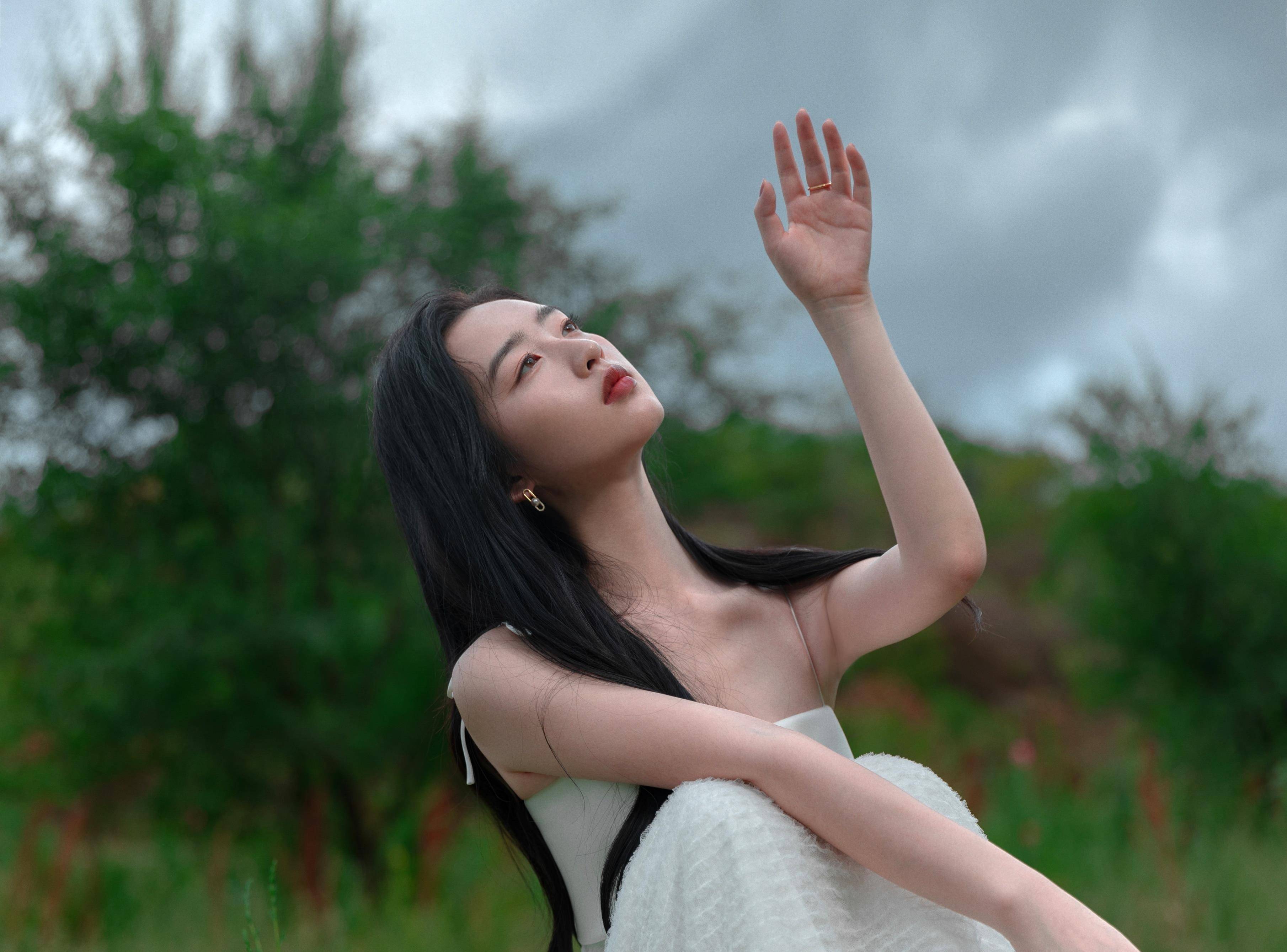 邓恩熙的吊带白色连衣裙_大自然_阳光_长裙