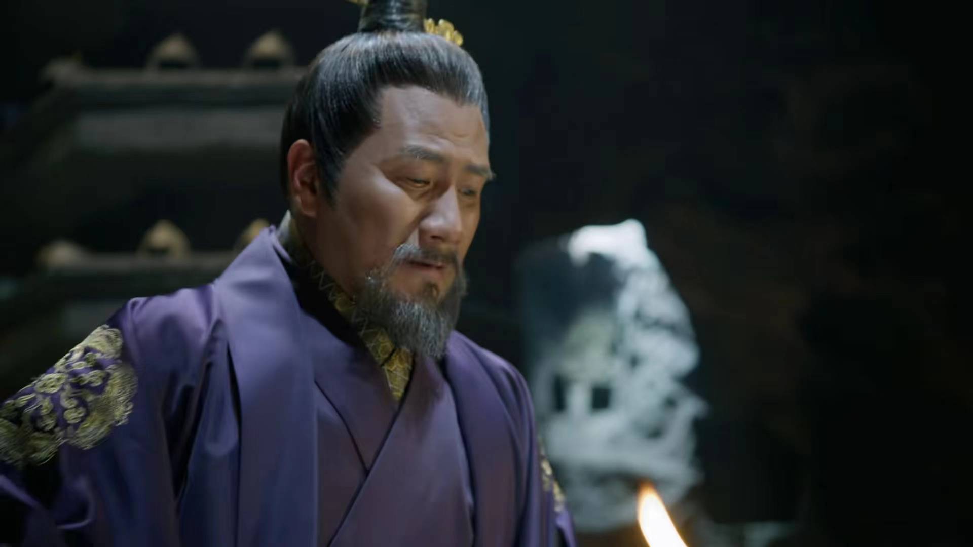 后来在铁门关的时候,因为阻止陈芝豹离开北凉,双腿被陈芝豹的梅子酒