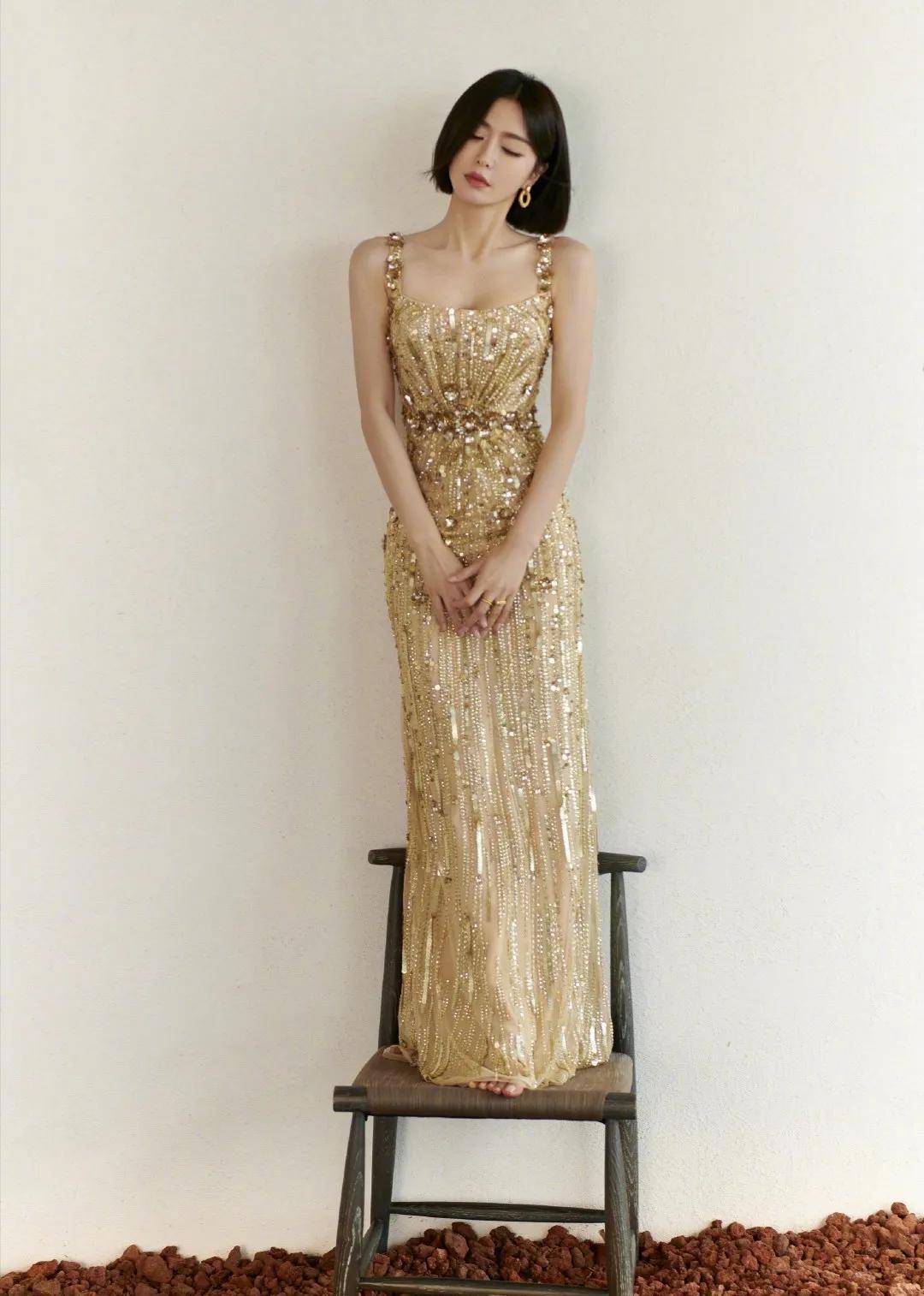 女星秦岚露肩金色连裤袜礼服,高贵大方,迷人迷人_照片_动作_脖子