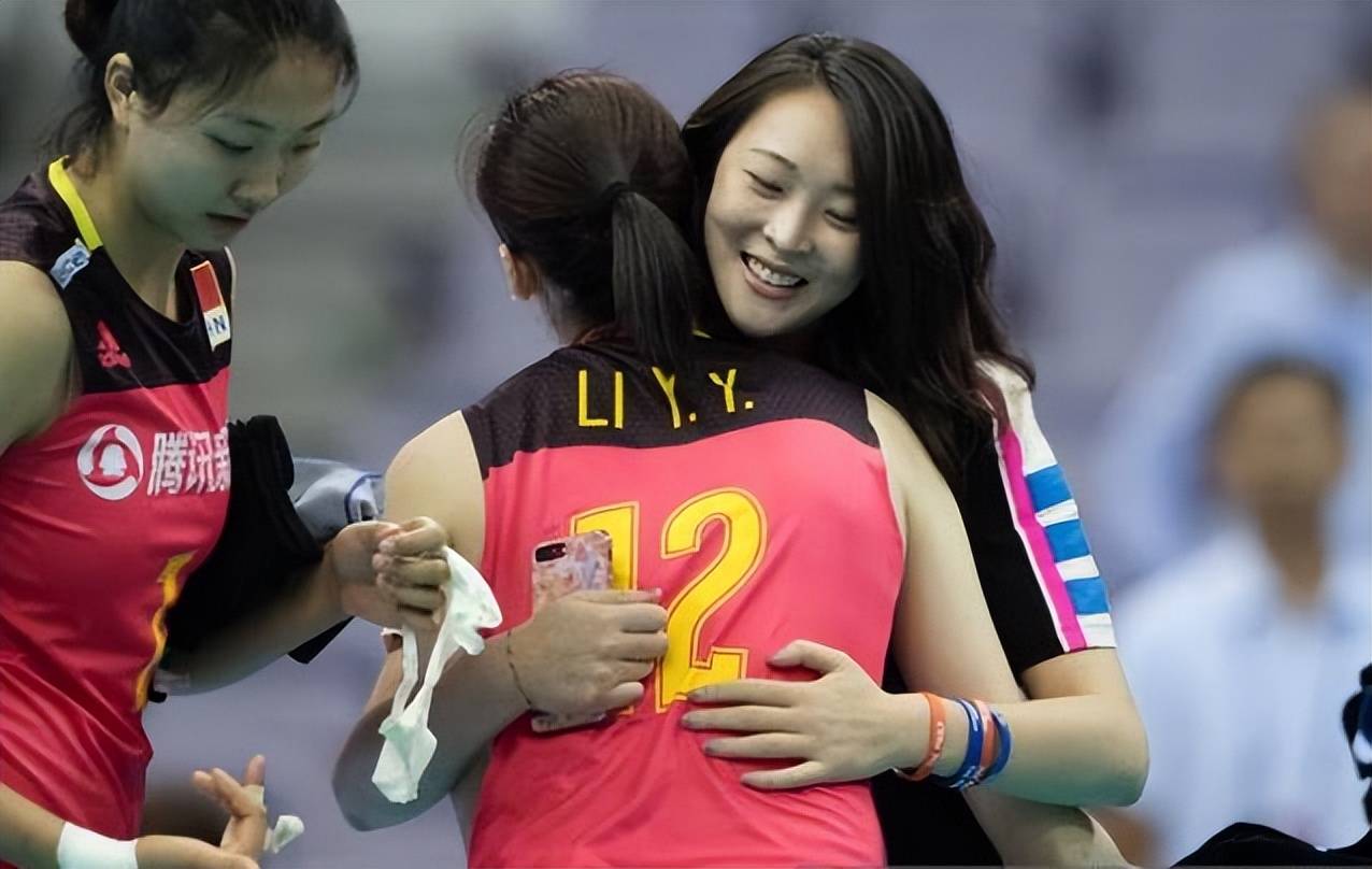 惠若琪人缘好到爆 除朱婷外 基本把中国排球圈名人合影都包揽了_态度
