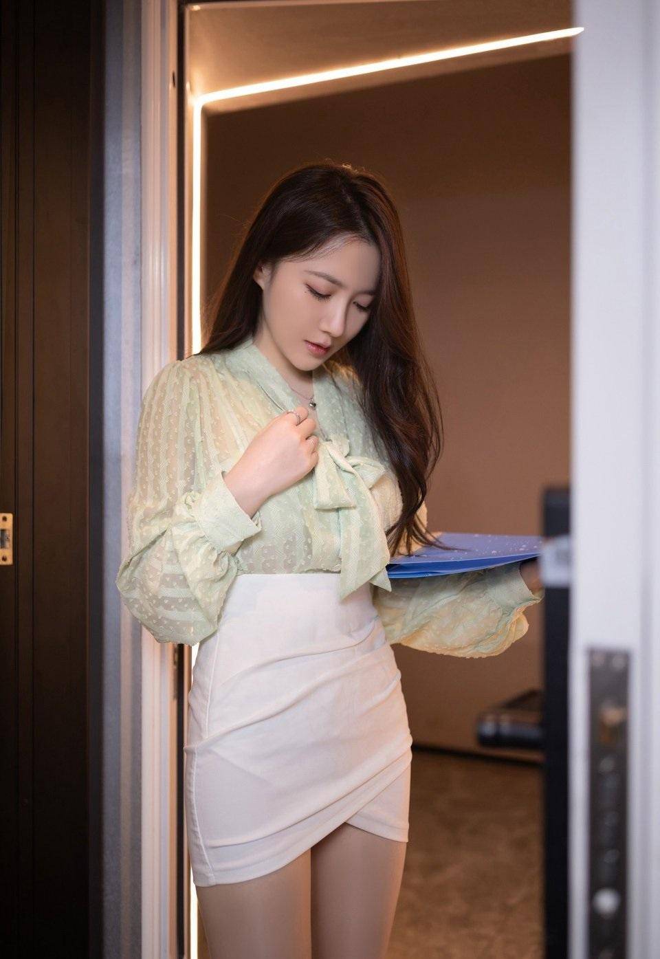 衬衫既要干练又不失女人味,用它搭配黑色包臀裙,大气十足_版型_职场