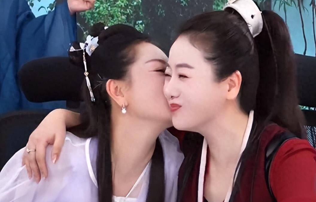 小李琳涓子两位女神久违同框,美貌气质不相上下,越看越有姐妹相_网友