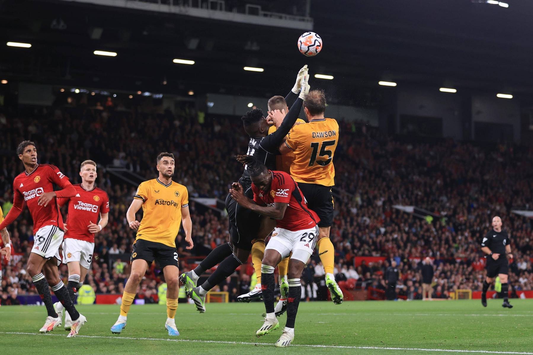 裁判争议判罚再掀波澜 NBA超话爆火讨论比赛公正性与回放机制改革呼声