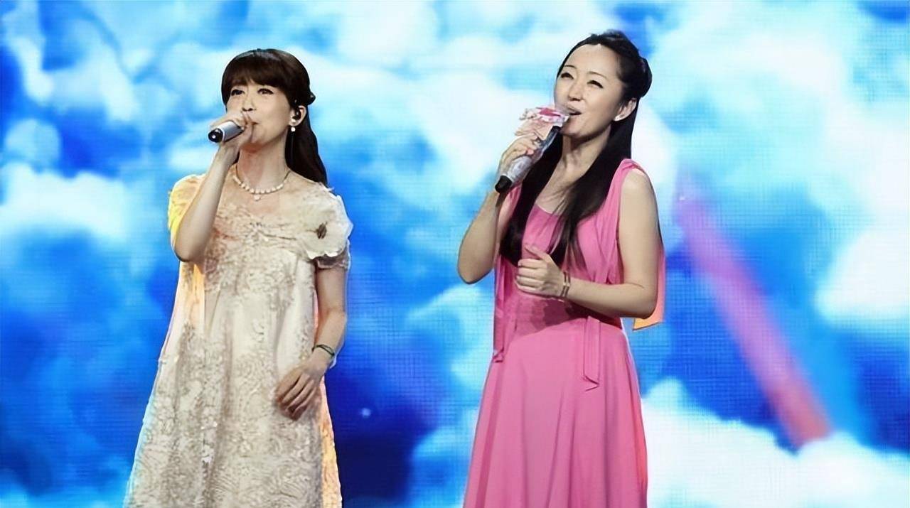 杨钰莹孟庭苇同框惊艳网友,两位半百女神穿搭风格迥异,少女气质_裙子