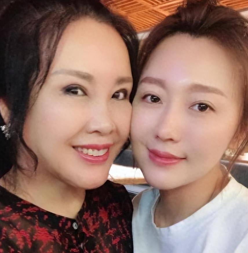 一夜爆红的潘长江,看不起住女厕所的糟糠妻_杨云_女儿_父母