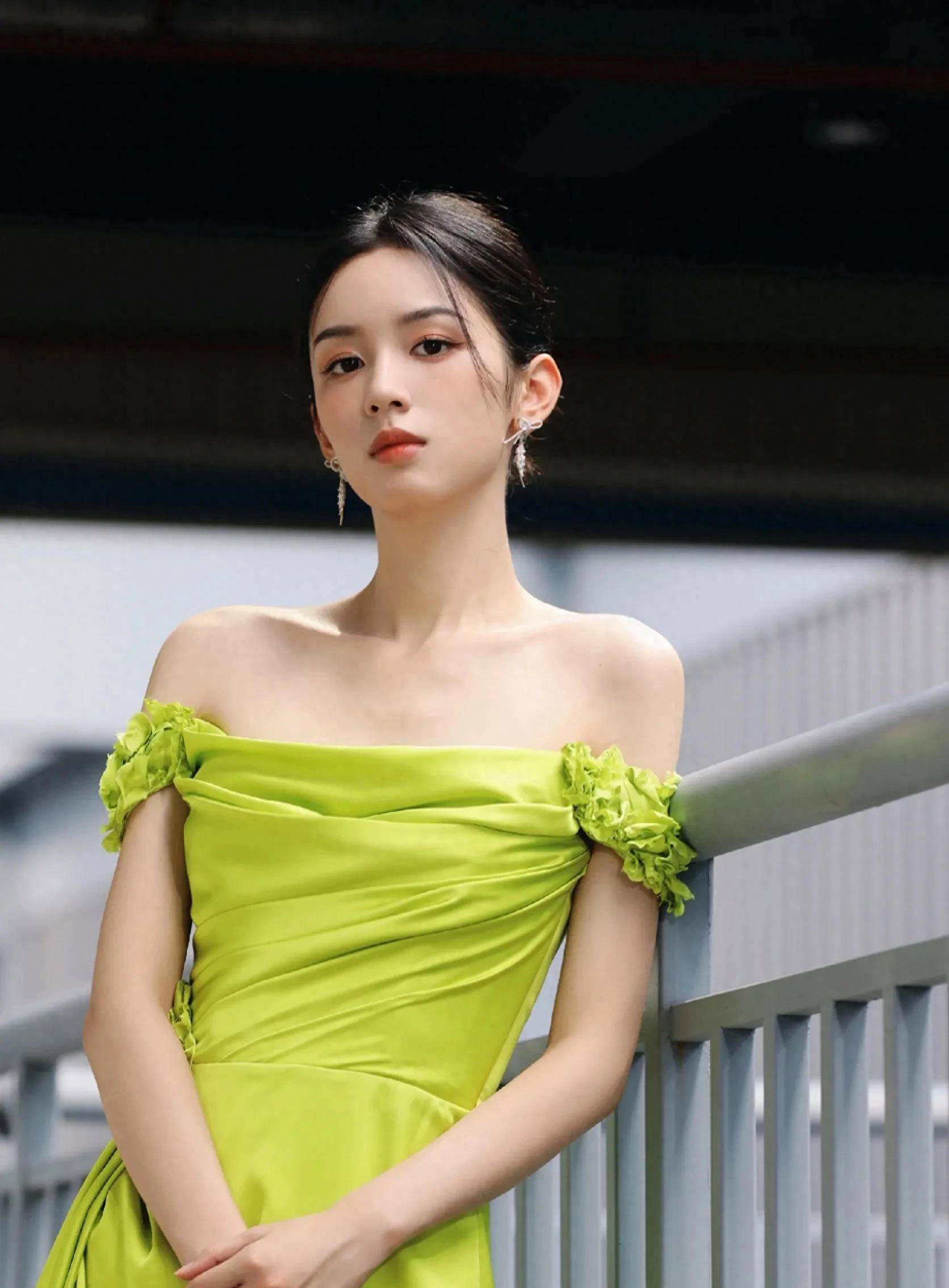 周也绿衣尽显女神魅力,你一定不会错过_绿色_连衣裙_感觉