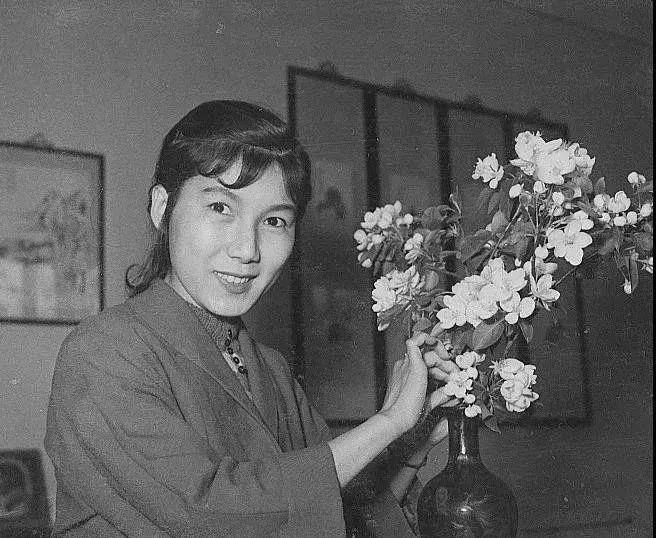 "共和国美女"新凤霞:一生磨难与坎坷并存,却从未失去爱与善良_生活