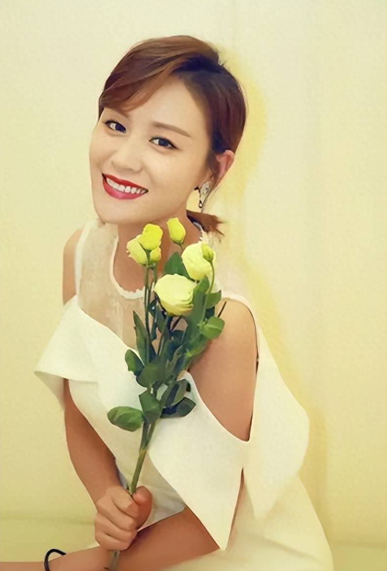 叶一茜晒全家福庆生,森碟长腿吸睛,网友:"给姐姐多一点爱吧"_田亮