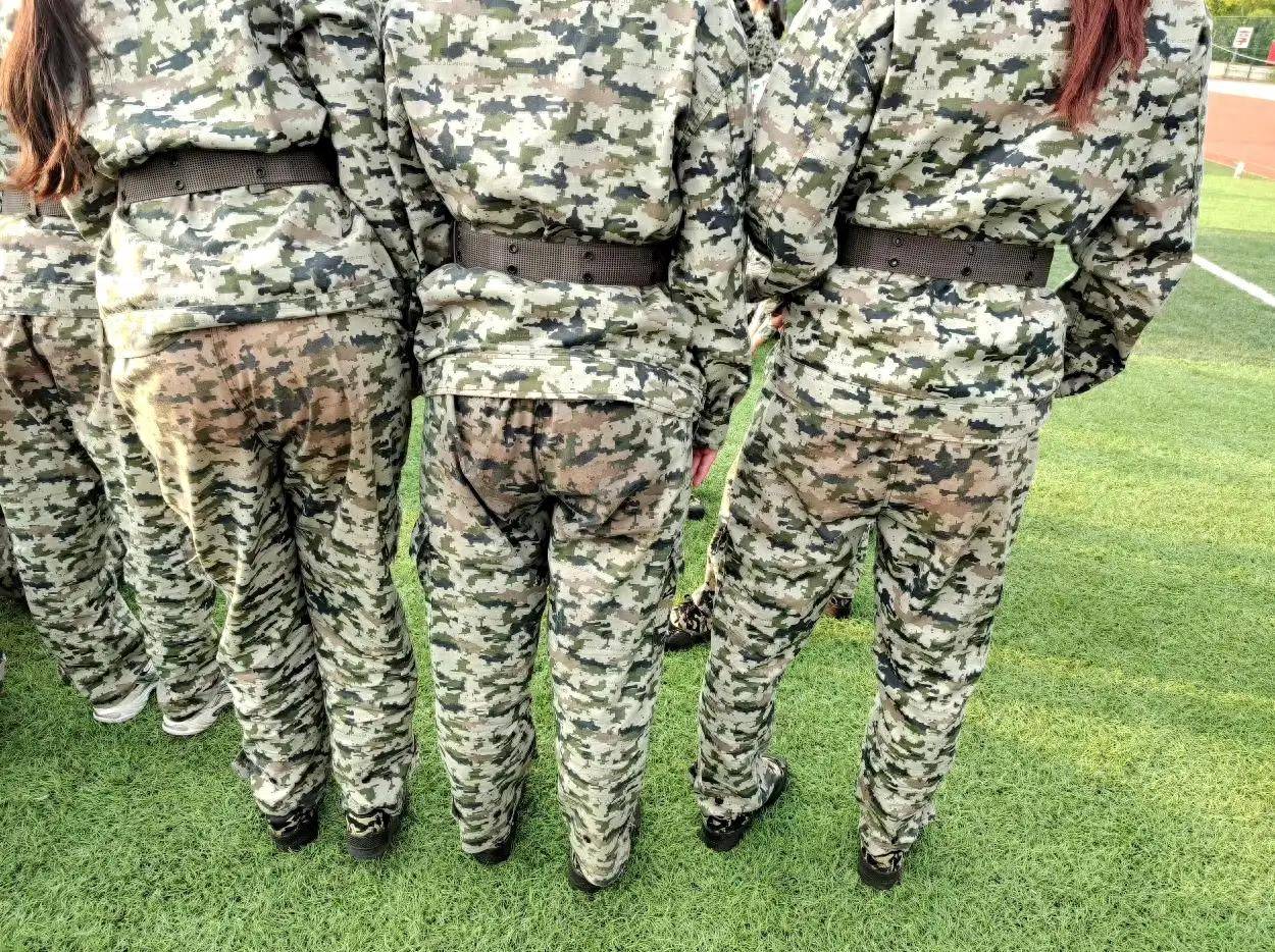 建议查下!一高校军训服又薄又水,学生尴尬无比,过分了_衣服_训练_布料