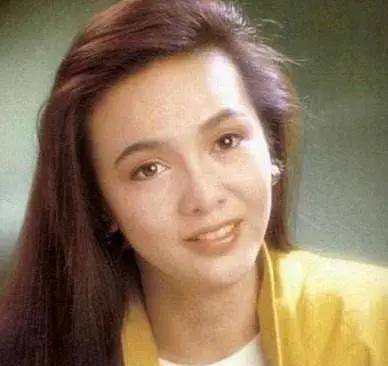 还是一个新人的她有幸和巨星郑裕玲合作了一部戏叫《流氓大亨》,在