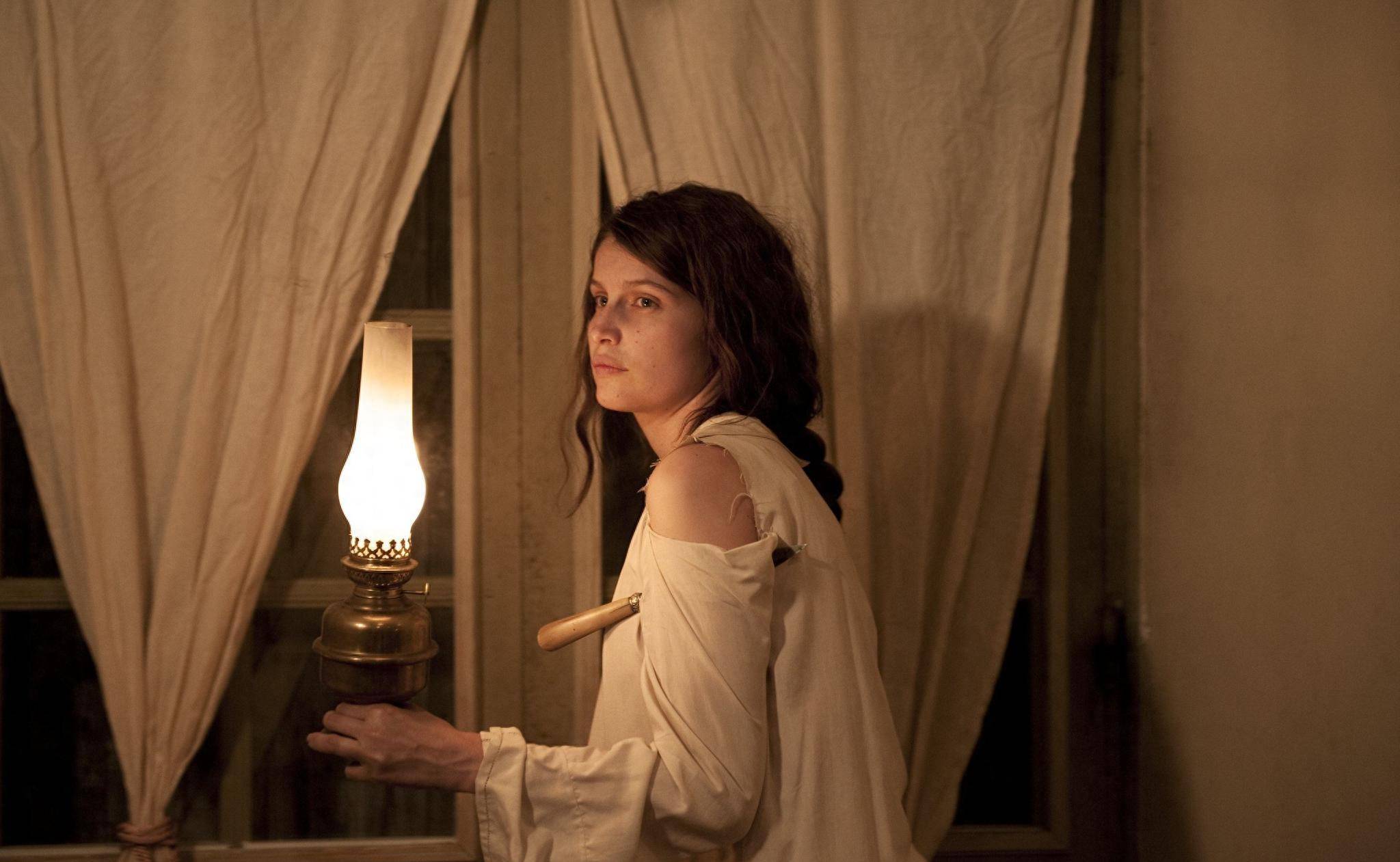 在电影《育婴室》中,讲述了两个家庭的婴儿被错置的故事_情感_角色