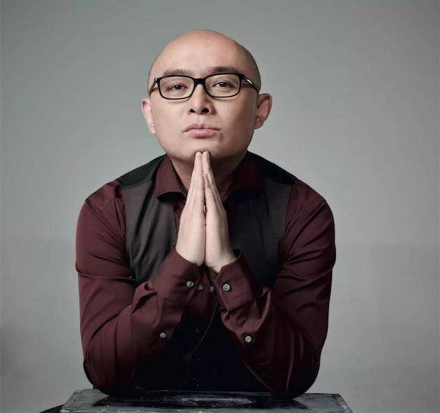 但也有人说,他是厚积薄发.他把自己的人生归结为随遇而安,水到渠成.