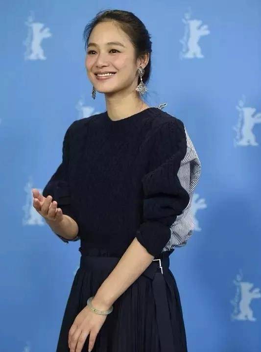 穿一身深蓝色真清纯,但短靴配红袜显腿短_周韵_方式_风格