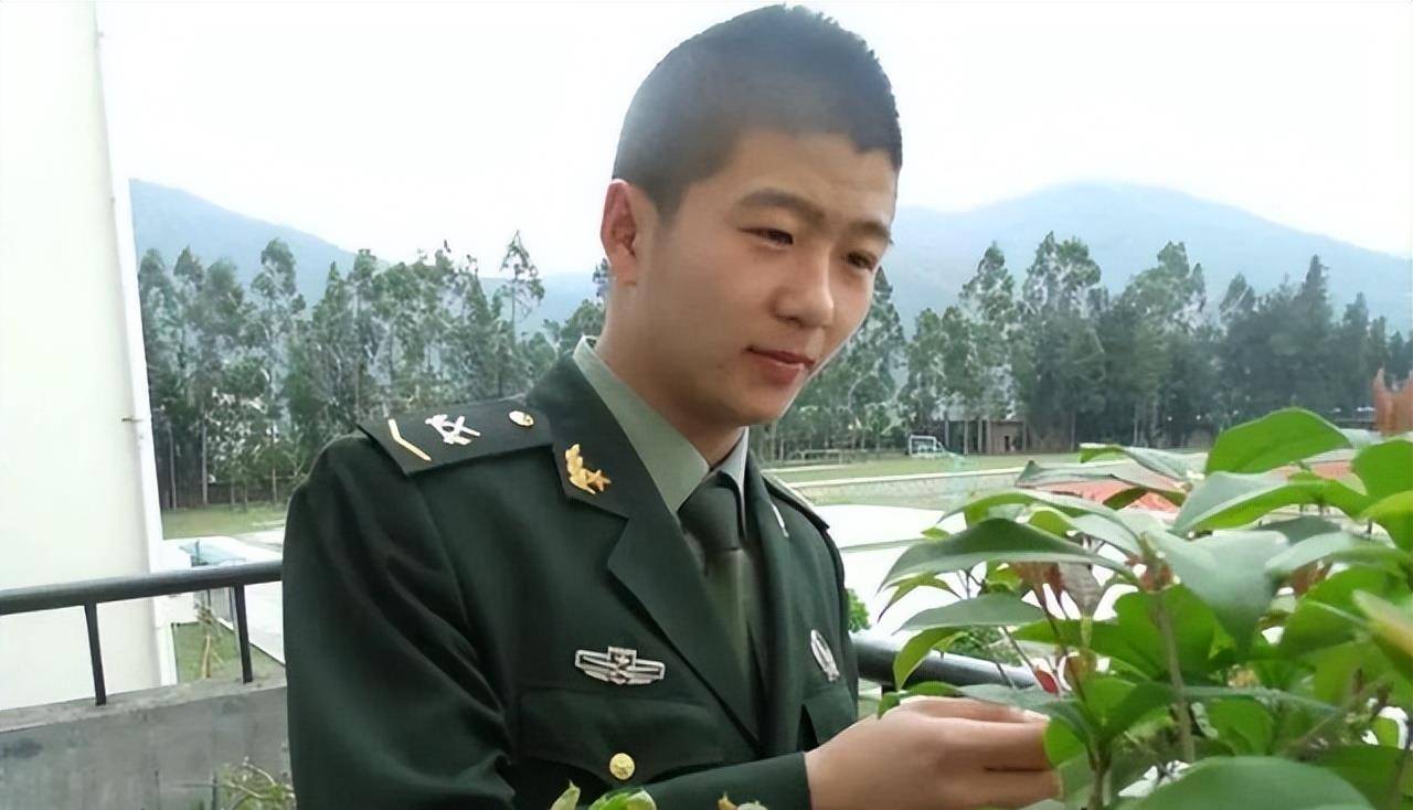 抗洪英雄刘景泰,遇难60天找到遗体,追悼会千人参加多位将军出席_父母