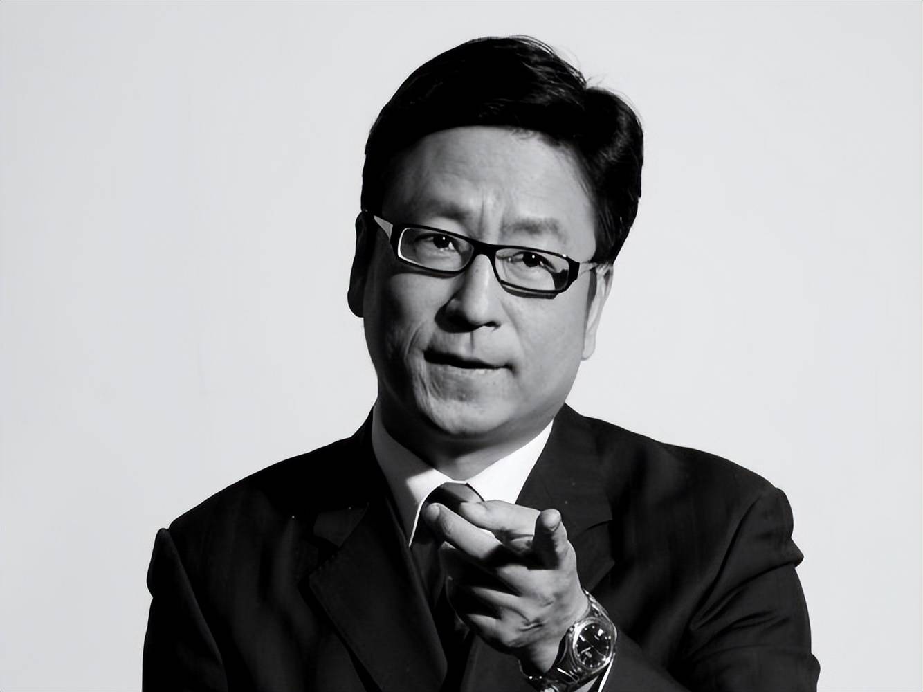 白岩松,他是中国央视的家喻户晓的主持人,一个眼神沉稳正