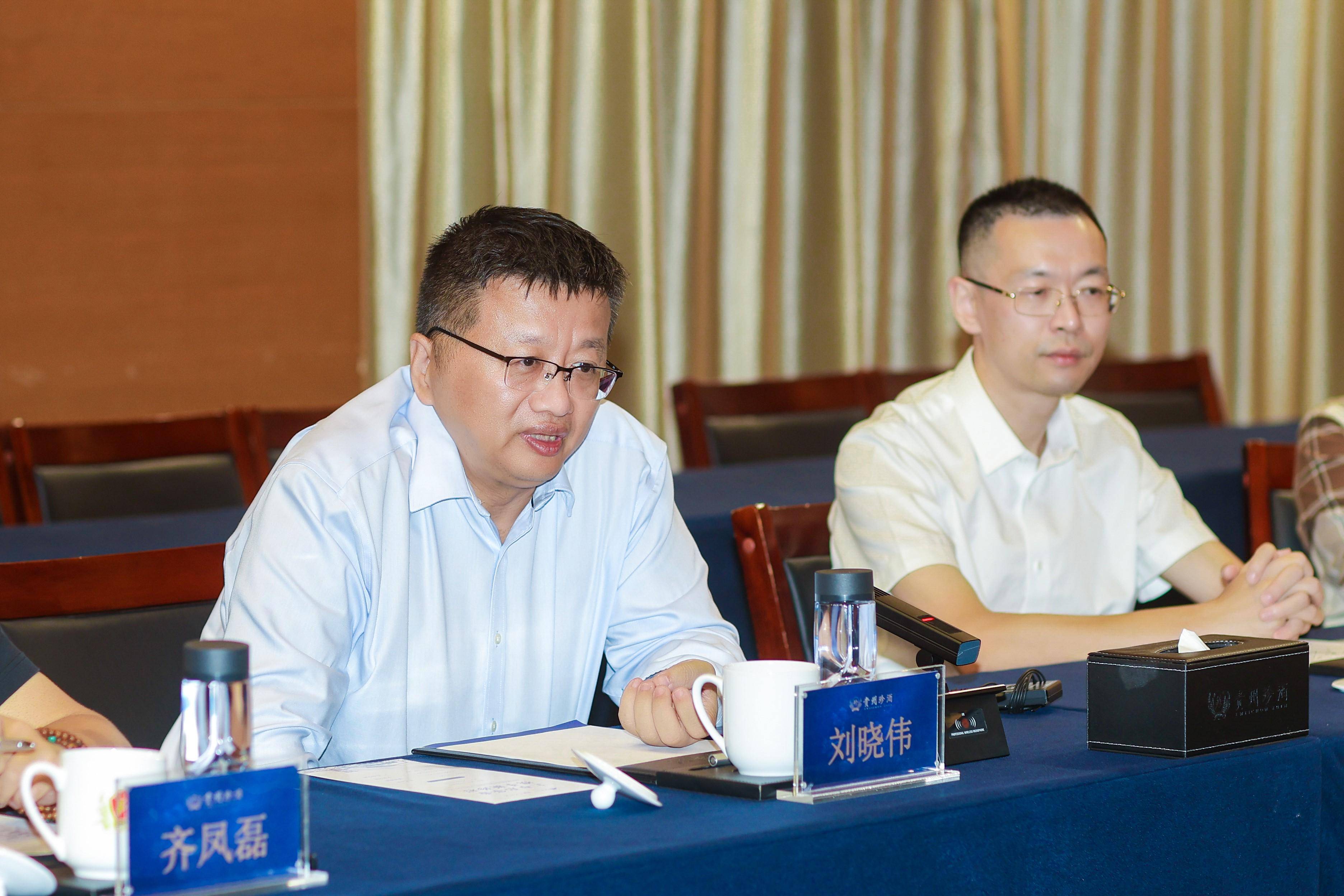 刘晓伟一行先后来到珍酒赵家沟生态酿酒区和石子铺老厂区,实地参观了