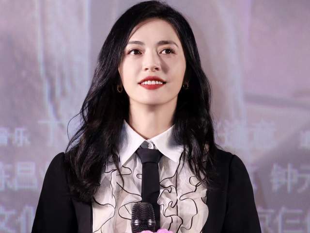 现身姚晨郑云龙三贵情史首映礼,顺带推荐自己_大嫂_一个人_角色