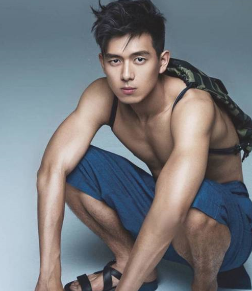 "现男友"昔日健身照,腹肌实力抢镜,肌肉身材无需隐藏_训练_李现_动作