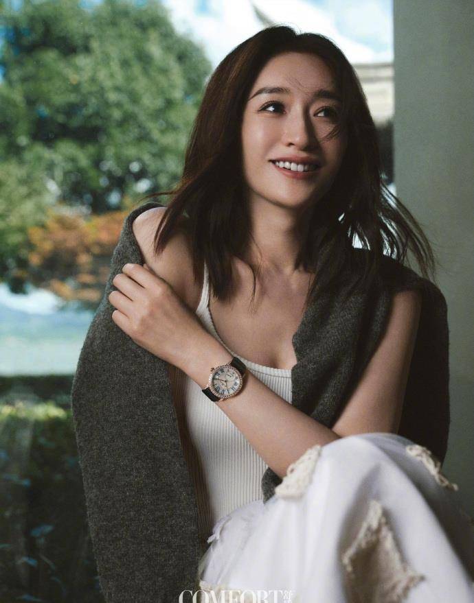 李小冉身穿红色露背礼服,帅气十足!_魅力_黑暗_演技