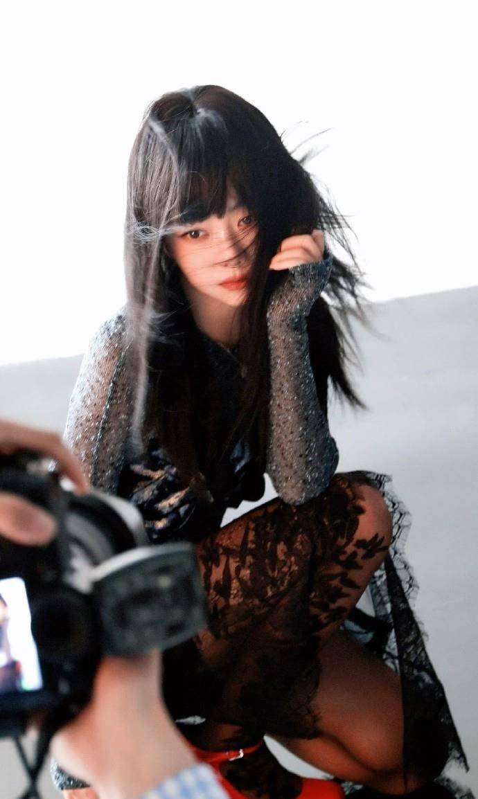 谭松韵终于穿黑丝了!_黑色_时尚_女孩