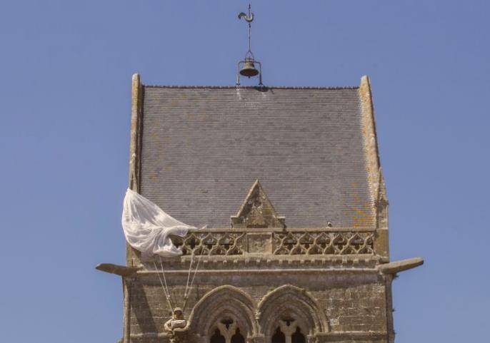 挂教堂上装死保住一命,结果一挂就是76年_约翰·斯蒂尔_演技_美军