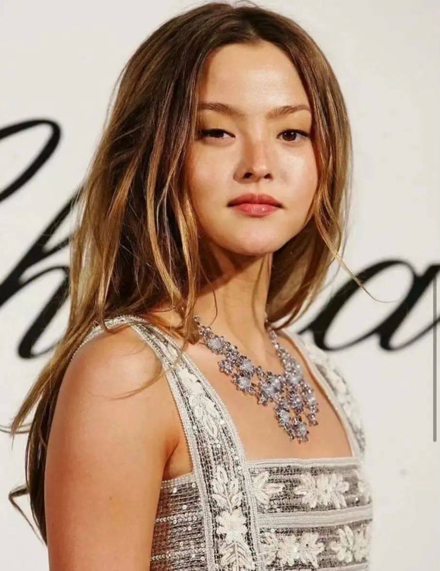 还记得"y2k鼻祖"戴文青木吗?她带女儿拍杂志啦_aoki_chanel_时尚