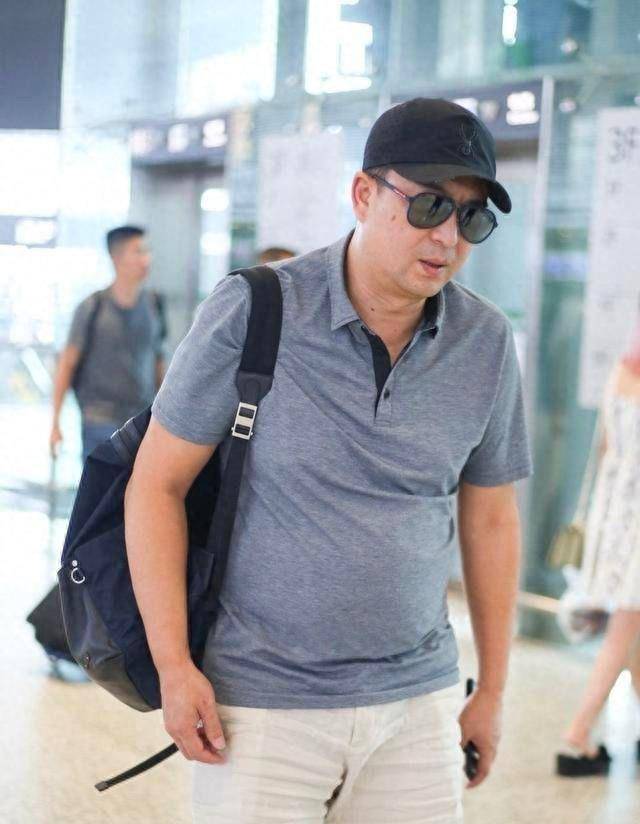 看着46岁的靳东,他明白_款式_气质_身材