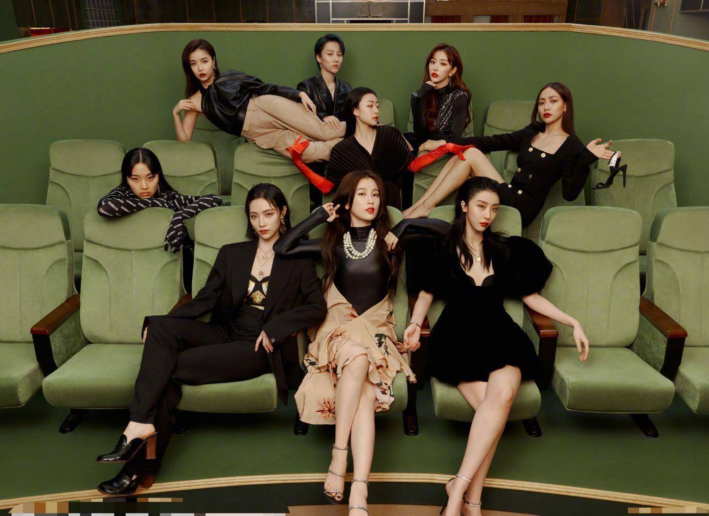 这张集体照人物所在的位置解释按照排名的先后安排的,虞书欣坐在c位的