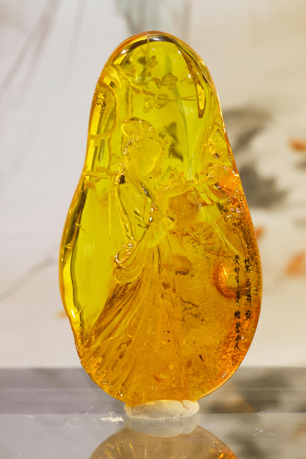 松岗琥珀文化产业园12位琥珀雕刻大师们独具匠心的作品在本次大展中