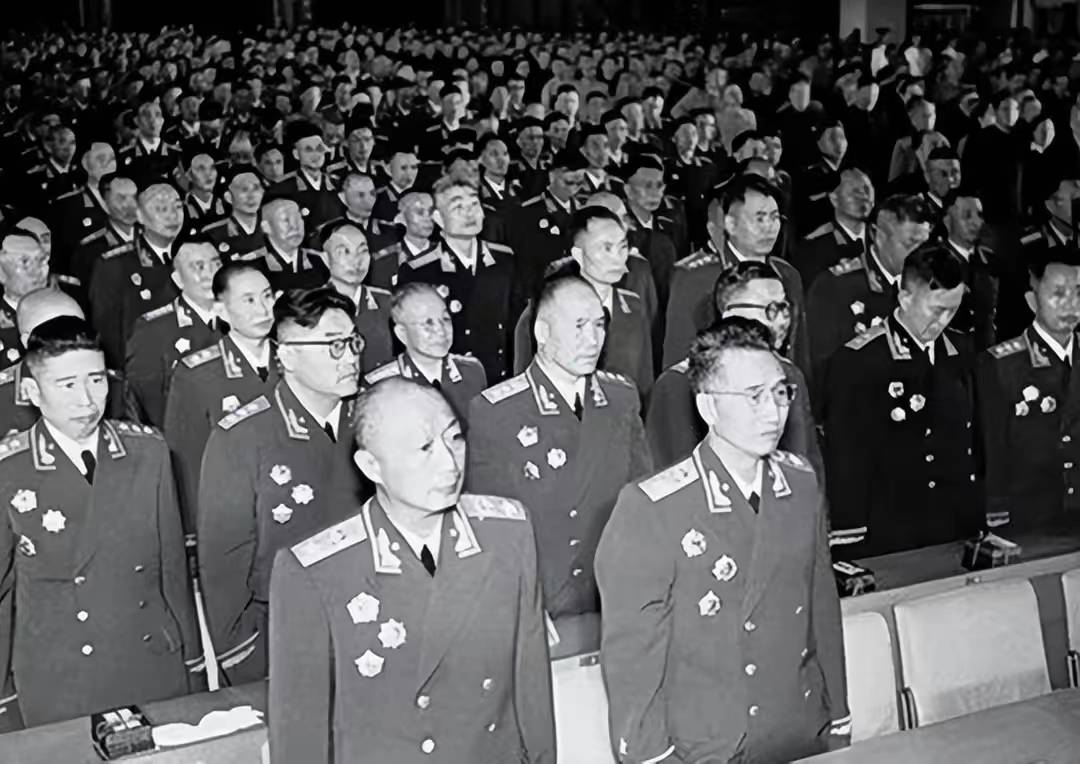 1955年授衔，陈赓闷闷不乐，贺龙安慰：是想老战友了吧_卢冬生_部队_时候
