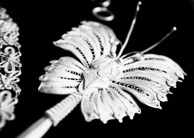 苗族蝴蝶银饰黔东南地区的苗族先民把枫木作为图腾进行崇拜.