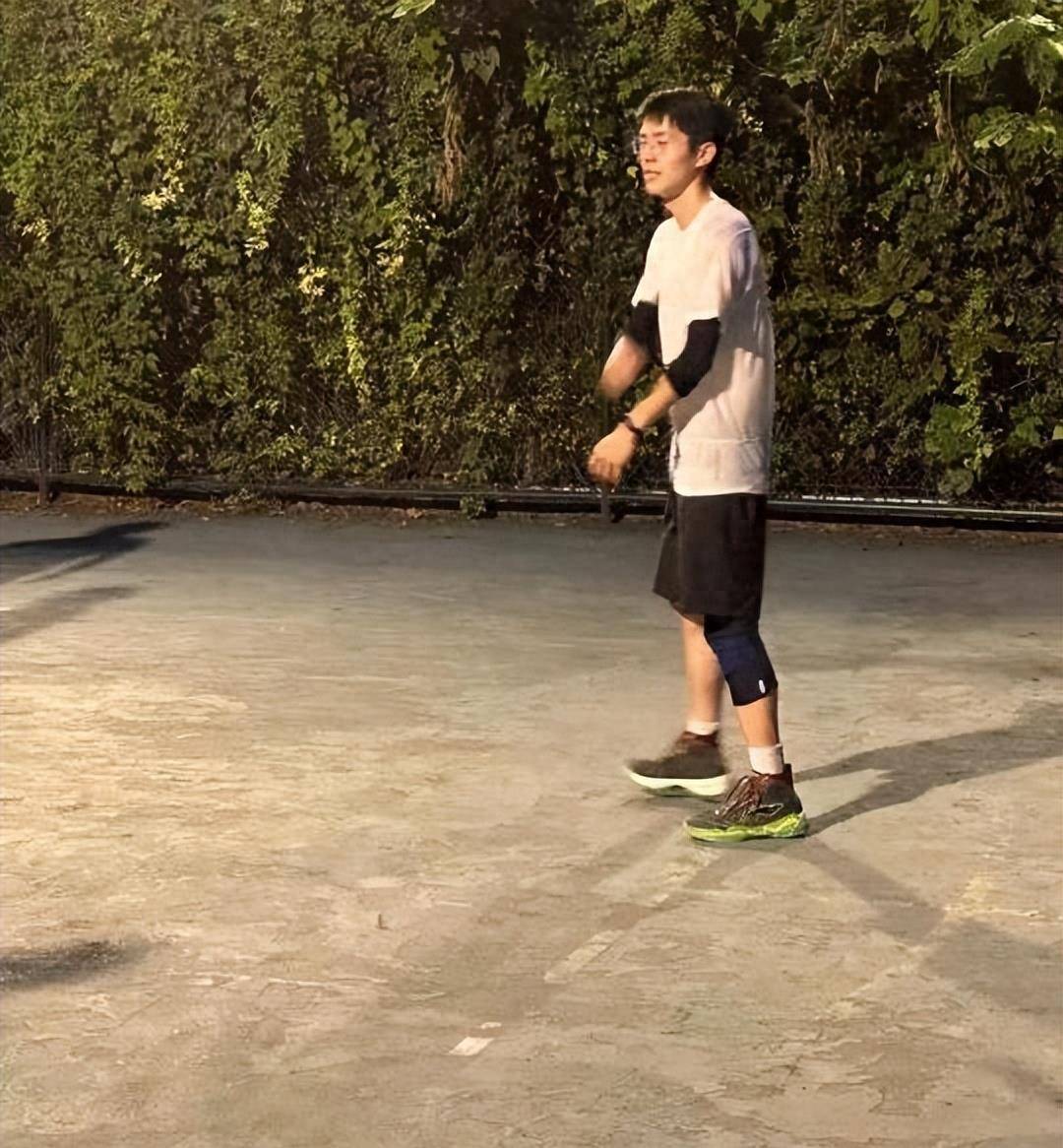 刘昊然打篮球减肥,汗流浃背衣服湿透,暴瘦近20斤少年感十足_周冬雨