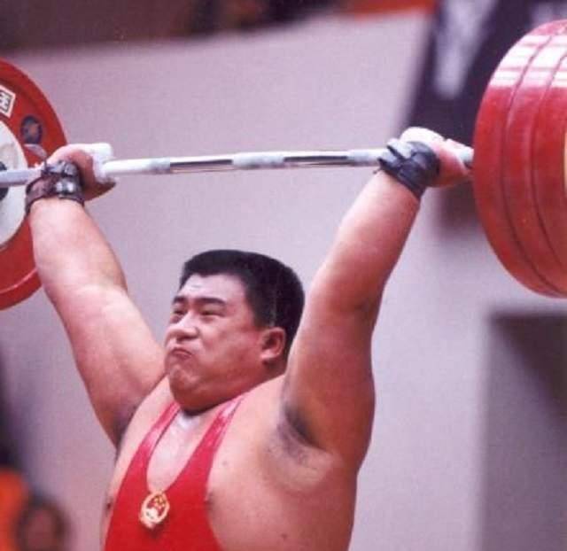 他被称为"亚洲第一大力士",退役后当保安,没钱治病英年早逝_才力_举重