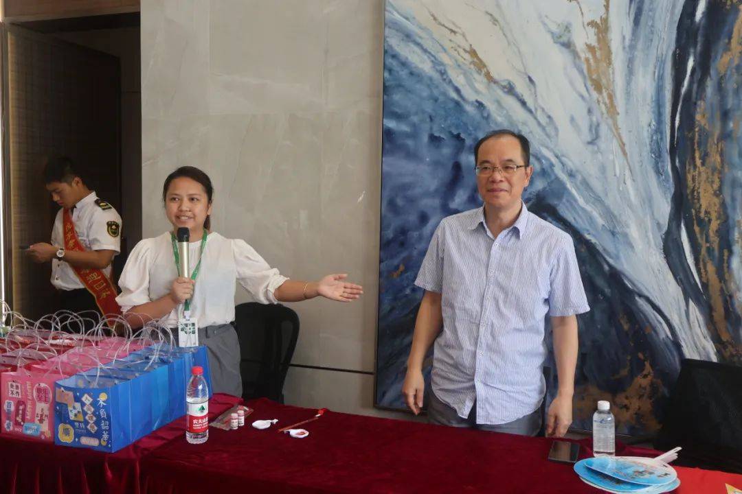 手持蘸着朱砂的毛笔宁波首南外国语中学首任校长给小业主点痣开学前夕