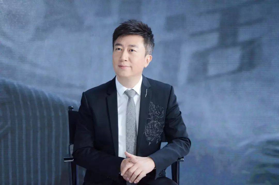 主持人陈伟鸿近况曝光,鱼尾纹难掩帅气,龙洋调侃两人衣服般配?