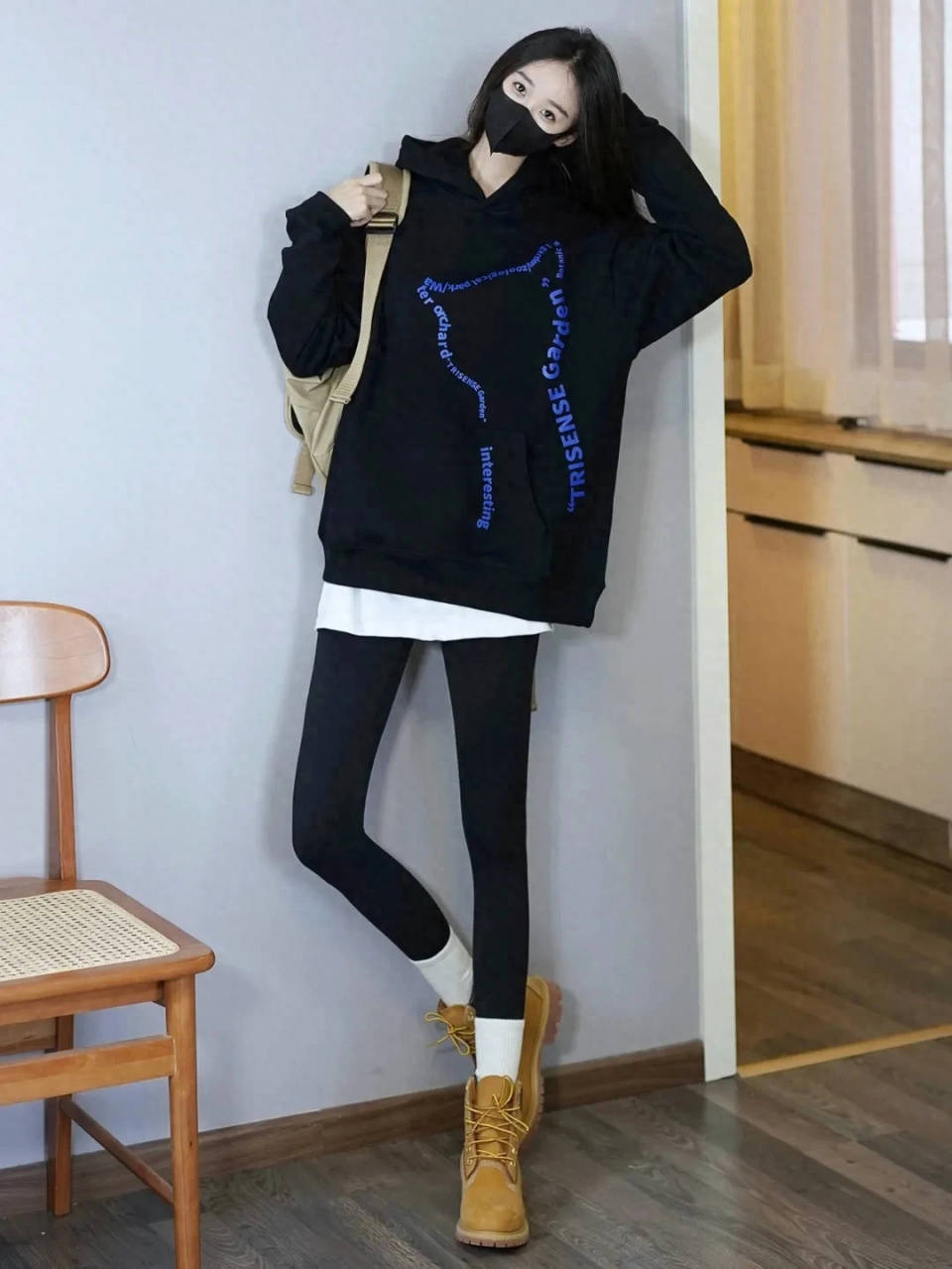 1,颜色低调不张扬,对普通身材更友好卫衣搭配瑜伽裤,颜色方面可以选择