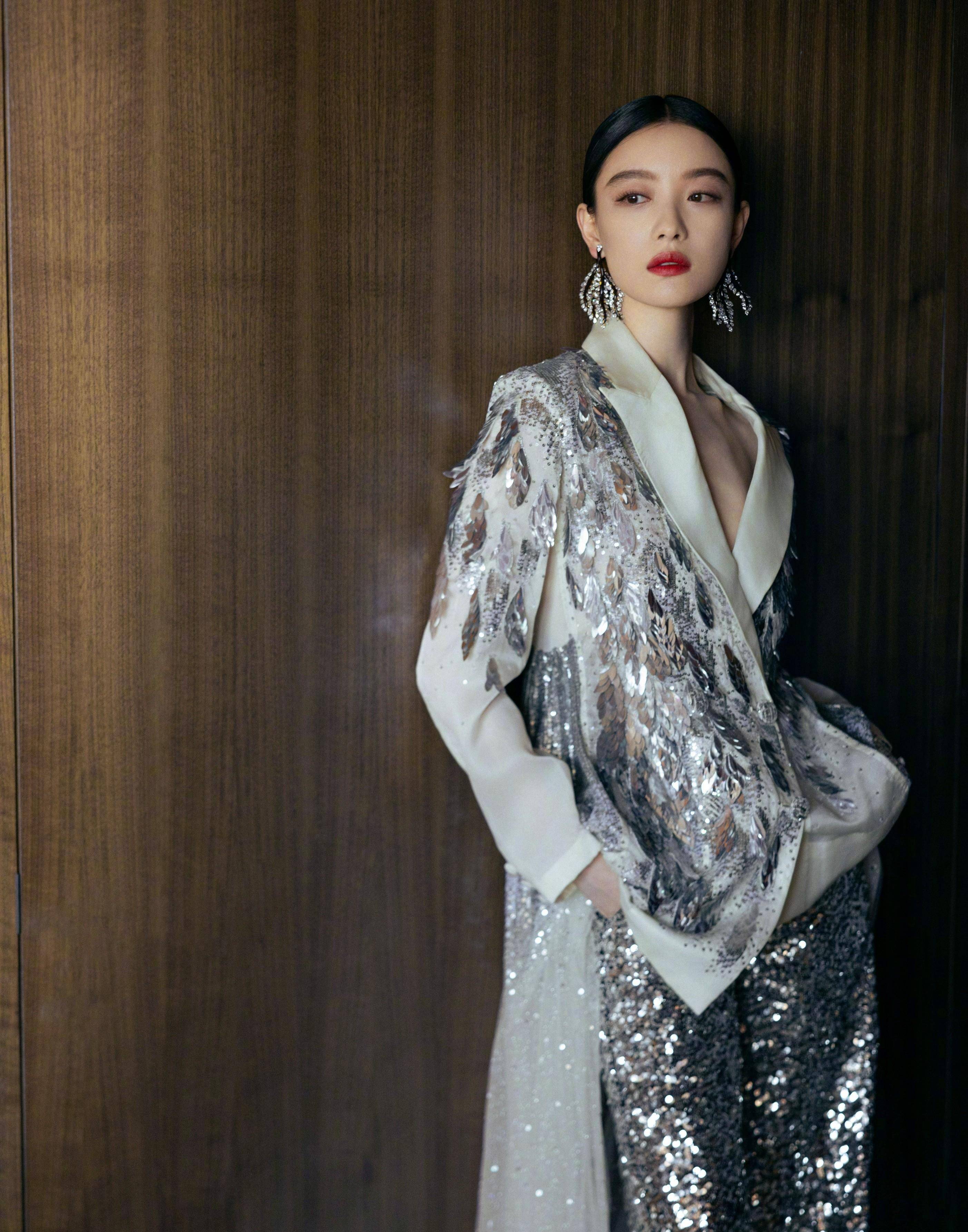 倪妮秋冬高定服尽显优雅气质,细致的妆容,发型和耳环完美点缀_时尚