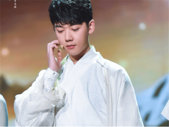 国风美少年中被称为呆萌的选手,颇受张云雷喜欢,形象清新十足_刘丰